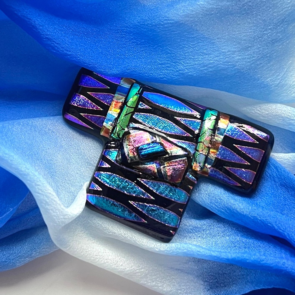 Kimono Brooch - Richly patterned dichroic fused glass Jewelry - Picture 4 of 8